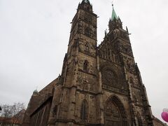 聖ローレンツ教会．
1270〜1477年にかけて建てられたゴシック様式の教会．