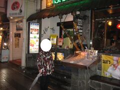 那覇空港、17時過ぎに到着、、レンタカー屋へ移動、、
18時すぎに出発。
雨の那覇の街、、ホテルまでの３ｋｍが、、45分かかりました・・・

夕飯、サムズ

那覇市内、国際通りにある鉄板焼きのお店です。

目の前で調理してくれてこの値段はリーズナブル！

生ビールは観光客向け値段・・・。涙・・。