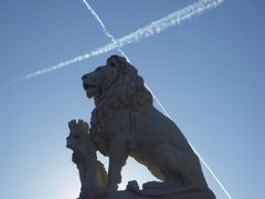 チューリッヒ湖畔の公園にあるライオン像とスイスの青い空でクロスした飛行機雲です。
冬のヨーロッパでは珍しい抜けるような青空でした。
十字の模様とライオン像を見ると、国を支えた昔のスイスの傭兵のエピソードを思い出します。