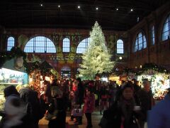 チューリッヒ駅構内のスイス最大級の屋内マーケットです。

クリスマスマーケットというよりも屋内市場といった感じで、クリスマス以外の商品もいろいろと売られていました。

