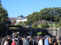 二重橋の前を通過します。
ここは撮影スポットでもあるためなかなか進みません。