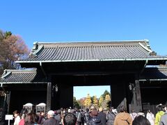 乾門から退場します。
乾通りは全長750メートル、あっというまの散策でした。

紅葉時期に乾通りは普段通ることができないらしく、貴重な体験でした。
天気にも恵まれてよかった（笑）