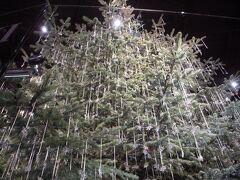 チューリッヒ駅構内のクリスマスツリーです。

スワロフスキーのクリスタル５０００個以上で飾られた高さ１５ｍの巨大ツリーが目を引きました。

