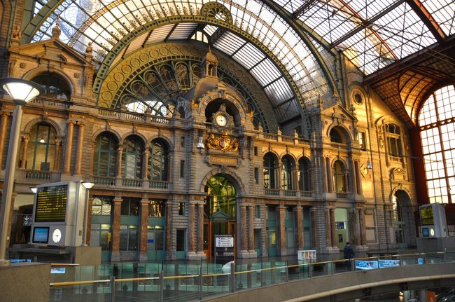 ブリュッセルから電車で40分。<br />こちらアントワープ中央駅。<br />とにかく立派で荘厳な駅なのだ。<br />朝焼けな感じだが既に9時過ぎ。<br />分かっていた事だが、本当に日が昇るのが遅い。