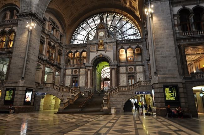 上記の写真の裏側。<br />舞台のようだ。