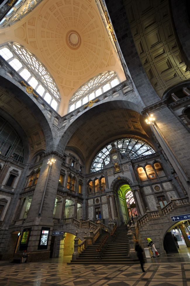 見上げるとこんな感じ。<br />駅がこれだけ立派なのは、ヨーロッパでも<br />そうそう無いのではなかろうか。<br /><br />ちなみにこの写真は荷物になって重いの中、<br />必ずや活躍してくれると信じて持参した<br />広角レンズで撮ったもの。<br /><br />普通はひとつ上の写真くらいで精いっぱいなので、<br />これだけ広く撮れる広角に感謝なのだ。