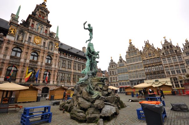 アントワープ市庁舎とギルドハウス<br />