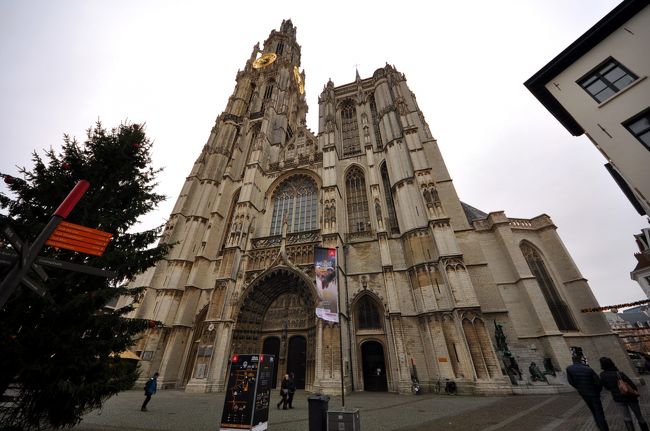 そしてフランダースの犬で有名な聖母大聖堂。<br />この日は日曜なので入場は13時から。<br />このとき10時ごろ。<br />特別思い入れは無いので、13時を待たずアントワープを<br />後にした。