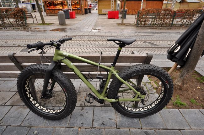 このチャリンコのタイヤはいったい何！？<br />どこを走るのに、こんなゴツイのが必要なのか。<br />道行く人も立ち止まってタイヤを押したりしていた。