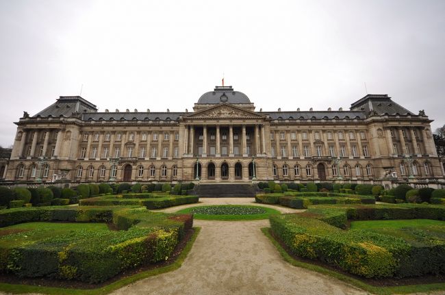 午前のうちにブリュッセルに戻ってきた。<br />ここからがブリュッセル観光。<br />まずは王宮。<br />日本にあったら当然目につく立派な西洋建築だが、<br />ヨーロッパにあっては特に何とも感想が無い・・・