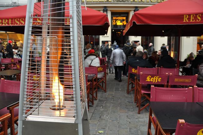 こっちの人はクソ寒い中、ストーブにあたりつつ<br />店備え付けの毛布を膝にかけてまで、店内じゃなく<br />外に座ろうとする・・・