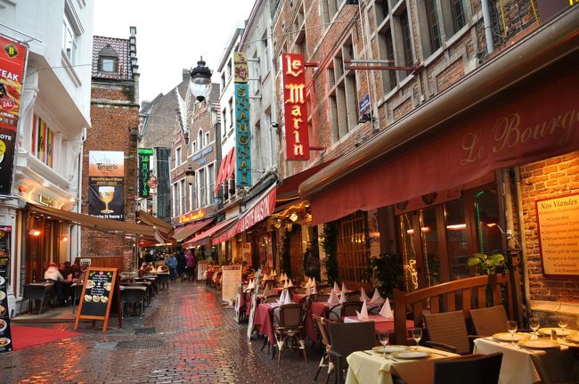 狭い路地に飲食店がひしめき合う、イロサクレ地区