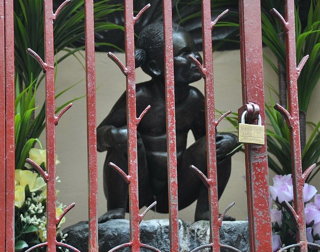 イロサクレ地区の一角にある、こちらは小便少女。<br />何故か柵の中に居ます。