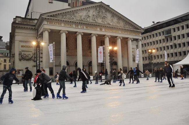 モネ劇場前のスケートリンク。<br />この後ホテルに帰って少々昼寝し、いよいよ<br />ヨーロッパのクリスマスマーケット発出陣。<br />そして感動のグランプラス光と音のショーも。