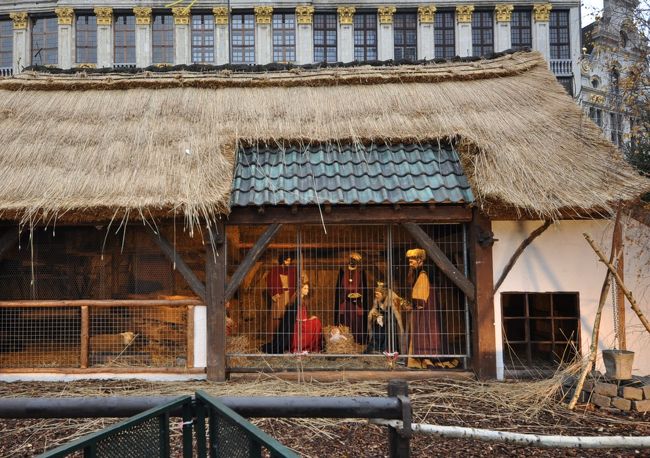 グランプラス中央には、キリスト生誕の様子を<br />等身大で再現。<br />写真左には、ご丁寧に生きた羊も小屋の中に。