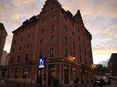 ノボテル ブリュッセル オフ グランド プレイス
立地が抜群！きれいなホテル♪ レトロな外観、シンプルモダンな室内
防犯対策も万全。宿泊者以外はエレベターが動かない。