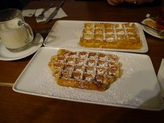 DANDOY〈ダンドワ〉
『美味しいワッフルが食べられる』事で有名。。（グランプラスから小便小僧の像へ向かう道にあります。）2階はカフェ（ティールーム）になっています。日本人が多かった。　