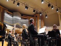 BOZAR 〈ボサール
2200席を備えるホールでは室内楽からオーケストラまで年間250以上のコンサートが開かれる。
ベルギー国立管弦楽団；Liza Ferschtman のバイオリンの演奏を堪能(20：00開演)