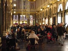 ギャルリー サンチュベール 

12/6「聖ニコラの日」
ベルギーの子供たちにとっては、クリスマスと同じようにワクワクする日です。
というのも、サンタクロースならぬ“シンタクラース”がプレゼントを持ってやってくる日なのです！
ご覧の通りこの混雑！