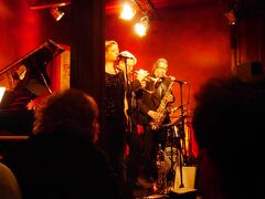 「ミュージックヴィレッジ」
出演は｛MATILDA MÖRK& THE SWINGMASTERS」
ライブハウスというよりは、パブに小さなステージがあるという感じです。テーブル間は狭く身動きがとれないくらいですが、逆にミュージシャンの目の前で音楽を楽しむ良い機会。価格はミュージシャンによって変動するので、スケジュールと合わせてHPで確認要。2012年に放送されたドキュメント番組「旅のチカラ」で宮本笑里がラカトシュが最後のコンサートのライブハウス。コンサートは9：00開始、8：30までに入店のこと

日本からホームページにて予約しました。