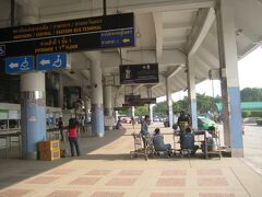 スクムビット駅からガムペーンペット駅へ移動し、駅前の通りから
タクシーに乗り、北バスターミナルへ。広くてビックリ！！
タクシーの運転手さんにバスの乗り口を教えてもらって助かった・・・