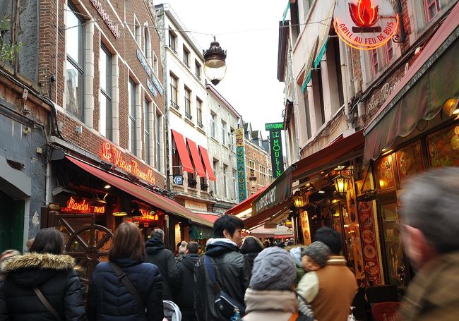 狭い通りに呼びこみの声が響く中、観光客が密集し<br />活気があふれている。