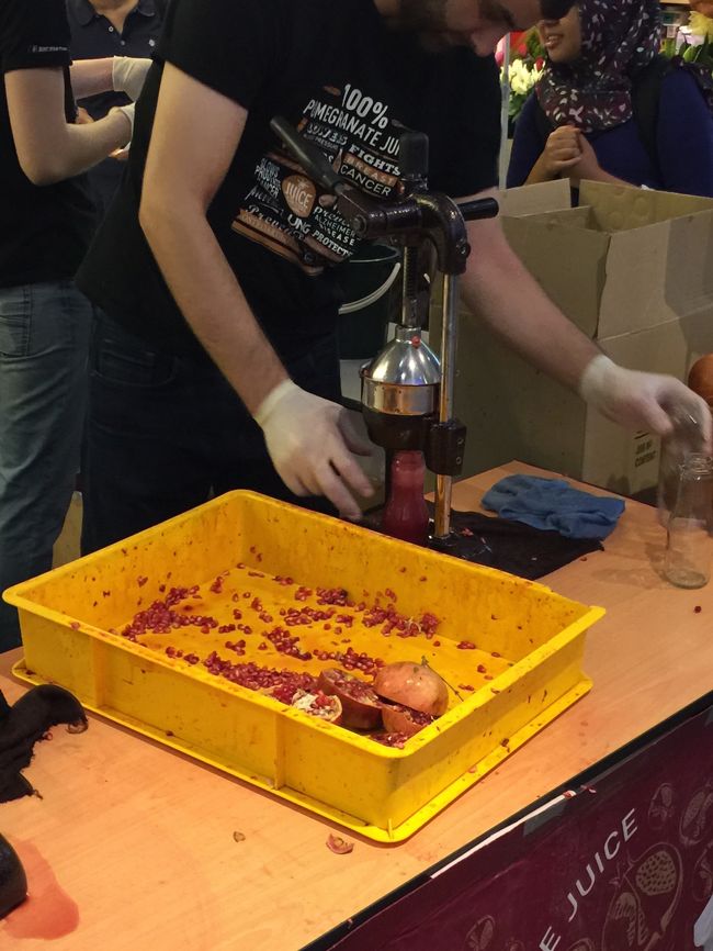 スリアKLCC内のスーパーマーケットにはフレッシュジュースが売れていた。日本のザクロジュースの味だった。