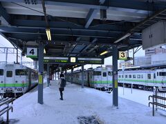 そんな北海道の素敵な蒸気機関車に最後のお別れと感謝の言葉を言うために、先ずは先回りします
7:17 JR函館本線のローカル列車に乗って函館駅を出発