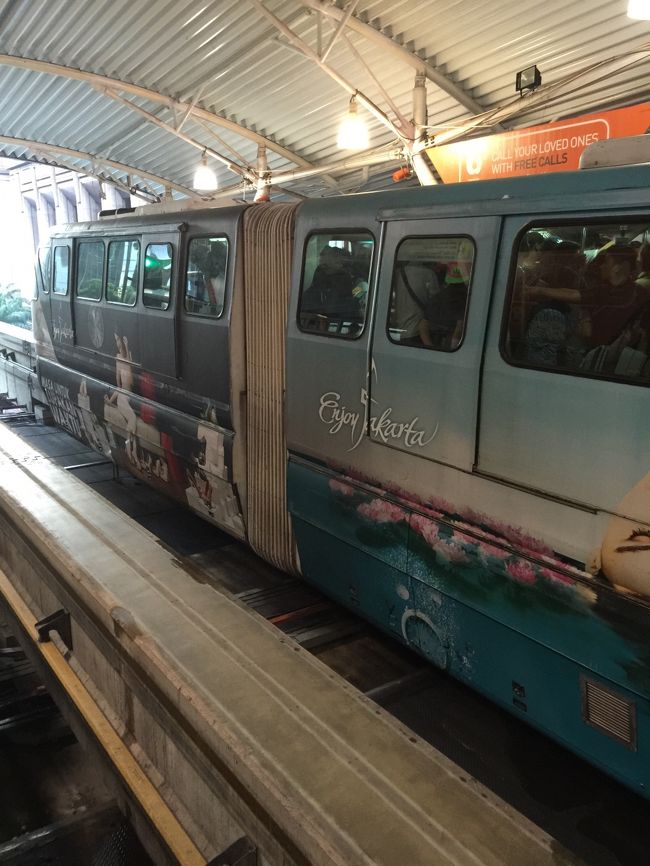 街中は渋滞ですからモノレールは便利。
