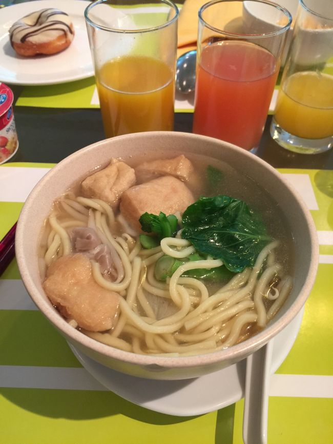 朝のバフェでヌードルあり