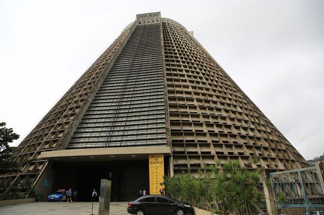 ②カテドラル：ピラミッド型の教会<br />　カテドラルの下には、貧しい人たちのために１食45円くらいで食べられるレストランがあるそうです。