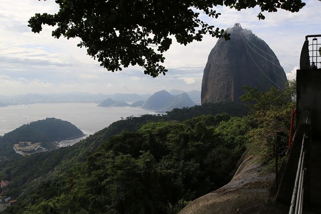 ③ポン・ジ・アスカール：ブラジルの山<br />　グアナバラ湾に突き出す半島の上にある奇岩<br />　砂糖パンに似ているところからきているとのことです。