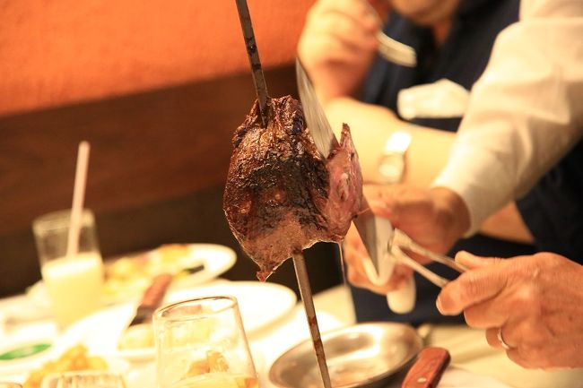 ○夕食はレストランで名物シュラスコ料理（伝統的なバーベキュー）<br />　丸いカードが１人ずつテーブルにおいてあります。カードの裏表には、YES　PleaseとNO　Thankyouと書いてあり、YESの方にしていると肉がどんどん皿の中に追加されます。