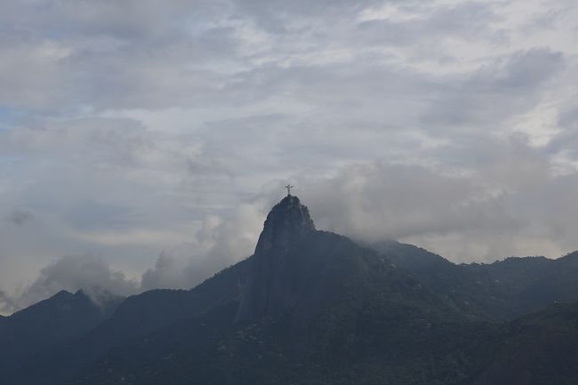 ①コルコバードの丘（ブラジル語で「こぶ」）<br />　丘の上に建つ巨大なキリスト像<br />　　