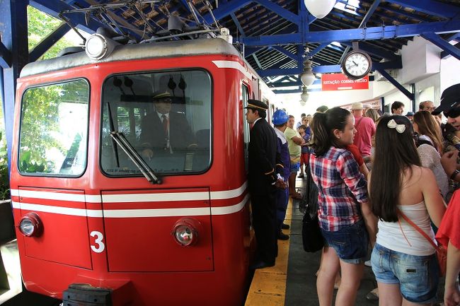 登山列車→エレベーター→エスカレーターを使って上まで上がりました。<br />