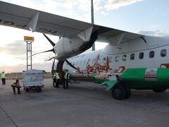 スコータイ空港に到着しました。飛行機はプロペラ機です。
