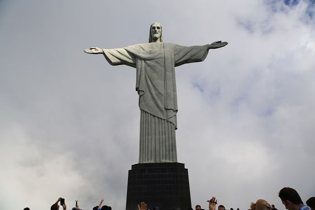 ブラジル現地の日本人女性ガイドさん（みささん）のお力添えにより、行方不明になっていた主人のトランクをブラジルで無事受け取ることができました。異例の速さに添乗員さんもびっくりされました。みささんには、心から感謝しています。<br /><br />以前、旅行でお世話になった添乗員さんから「もしブラジルに行く機会があったら、着ない洋服を持っていってあげて」と聞いていました。是非お役にたてればと思い日本からトランクに入れ、別に手荷物としても持って行きました。<br />着ない服やおかしは、みささんを通してブラジルの恵まれない人たちに手渡すことができました。みささん自身がたくさんのブラジルの人達の面倒をみられているそうです。私がしたことは、本当に微力です。<br />もし、この旅行記を見てくださった方の中でブラジルに行かれる際には<br />お願いできたら幸せに感じます。よろしくお願いします。