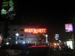アンコールワットから戻って、夕食を摂りに街へ出る。
ナイトマーケット付近。観光客で賑わっているなぁ！