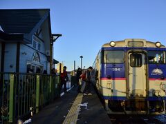 7:25 JR日高線のローカル列車が新冠駅に到着です
当日は多くの学生さん達の姿がありました