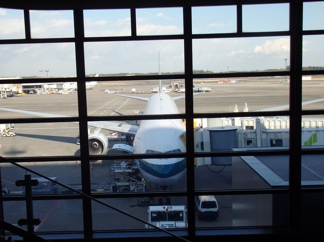 今回の旅のスタートは成田空港。<br />往復キャセイパシフィック航空にお世話になりました。<br /><br />特に遅延する事もなく、すんなり到着！！<br />機内エンターテインメントが選び放題で迷った！！<br />行きのチョイスは「プレーンズ２」と、「Scooby-Doo」。