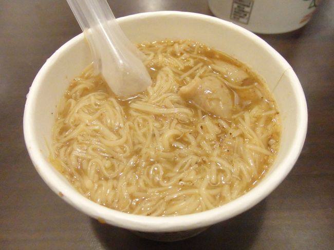 一度食べてみたかった「阿宗麺線」。西門にお店があるのですがそこが立ち食いスタイルで…。なんか行きにくく。<br /><br />そごうの近くにお店があると知ったので行ってきました。<br />入口で「大」か「小」を選んで「パクチー有か無」も選んで…。<br /><br />奥のテーブルで座って食べられます。<br /><br />カツオだしでとろみがあって、とっても食べやすい味！！<br />そんでもってリーズナブル！！小でTWD４５！