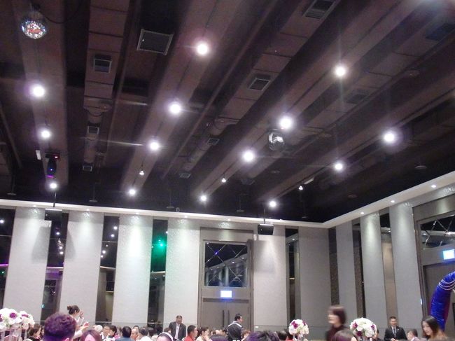 台中のホテルで、お友達の披露宴に参列！<br />海外の披露宴は初参列だったのでドキドキ。緊張しまくりでした。<br /><br />台湾での披露宴を実際に見てきたので、今後参列される方の参考になればと思い。<br />まとめてみます。<br /><br />まずご祝儀を用意します。コンビニ等に売っている「紅包」という真っ赤な封筒に入れます。<br />百年好合　と私は記入し（いつまでも仲良く。みたいな意味らしい）、<br />左下に　自分の名前　賀　を書きます。<br />ご祝儀を受付の方に渡し、座る円卓の番号を教えてもらいました。<br />席ははっきり決まっておらず、指定された円卓内の席に自由に座ります。<br /><br />参列者の服装は、自分たちはスーツ・ワンピース。<br />周りはジーパン＆ニットセーターもいれば、ワンピースもいるし、スーツも。<br />若い方はかなりカジュアルで、年配の方はスーツ・ワンピースが多かったように思います。<br /><br />口コミでは、披露宴での黒色・白色の服はNGとありますが、実際はなんでもOKだそうです。<br />女性の黒ストッキングも普通にいました。<br /><br />特に余興等もなく、スピーチやスライドショーがメイン。<br />独身女性を集めてブーケトスみたいなのはありましたが、これが台湾での一般的な披露宴だそうです。