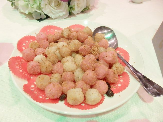 披露宴のメニューで一番最初に出てきたお餅です。<br />とても華やかな一品。美味しかったです。<br /><br />みんなで新郎新婦をお祝いしに集まって、いっぱい食べる！<br />というのが一般的だそうです。<br /><br />今回の披露宴では１３品ありました。<br /><br />およそ２時間強の披露宴。幸せな二人に会えて、その場でお祝い出来て…。<br />台中まで来て良かったなと思いました！！<br /><br />披露宴の翌日には帰国だったので、再びＨＳＲに乗って台北に戻りました。
