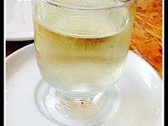 ホワイトワインを再注文。このそっけないコップ.......苦笑........「ペルーワイン」もそこそこ行けるんです〜。美味！