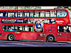 これは普通にロンドン二階バス。

今やよく目にするこの二階バス、大昔、子供の頃は珍しくて仕方なかった.....