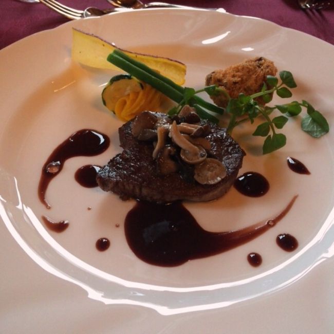 メインのフィレステーキ。<br />付け合わせは、カリフラワーのフライとクリーミーなカボチャのペースト、野菜チップス。