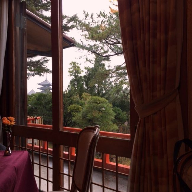 窓からは、興福寺の五重塔が見えます。