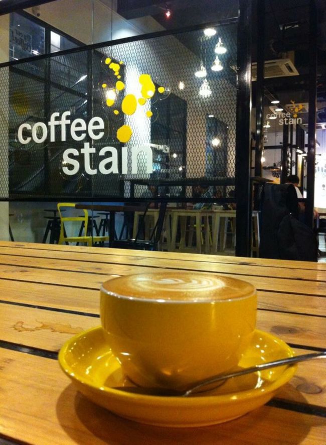 夜にクアラルンプールに着き、ホテルに荷物を置いて、21時半ごろパブリカショッピングモールへ行きました。<br /><br />電車はなく、夜はバスもないので、ここにはタクシーでしかいけませんが、行く価値はあります。<br /><br />おしゃれなカフェやBARが立ち並び、少し高台にあるので、ライトアップしたモスクが見えたりします。