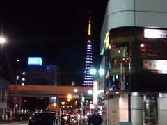 お腹一杯堪能した後は...。

外に出たらなにやら東京タワーが可愛らしい色に♪