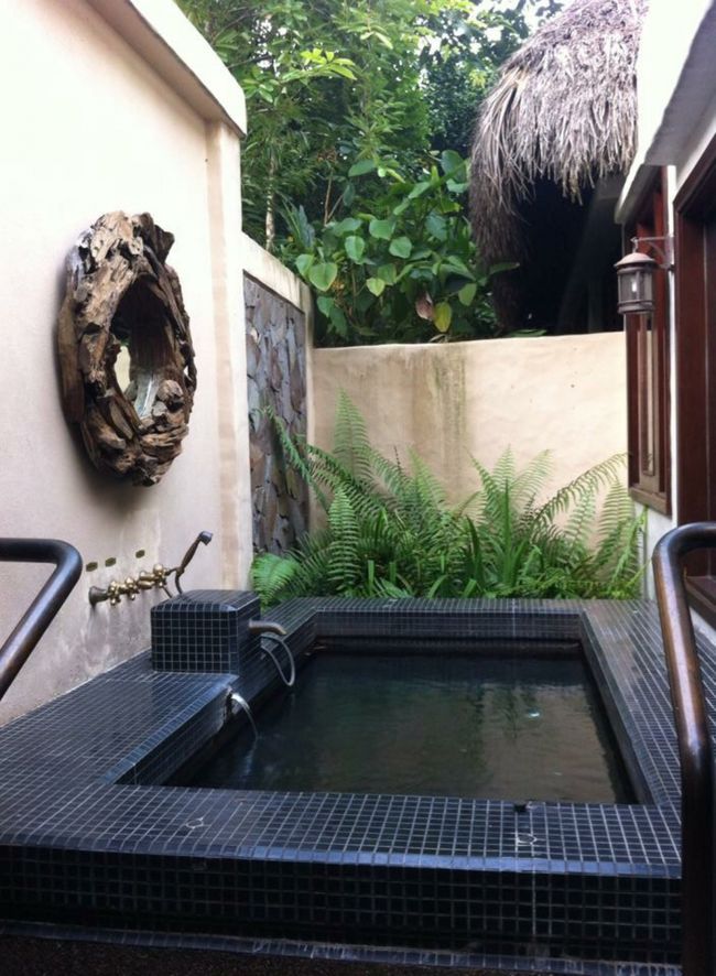 シャワーが室内と室外に一つづつ、それに露天風呂もあります。<br /><br />雰囲気はいいのですが、蚊が多いので入りませんでした。<br />